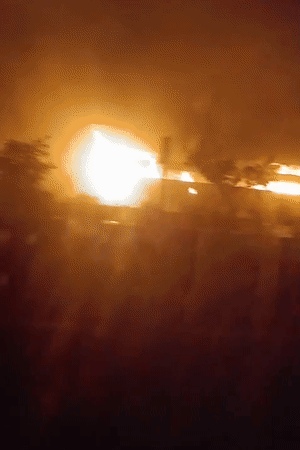 हादसे के वक्त एक्सप्रेस-वे की दूसरी लेन से जिसने भी भयावह मंजर देखा, वह सहम गया। चीख-पुकार सुनकर आसपास के लोग मदद के लिए दौड़े।