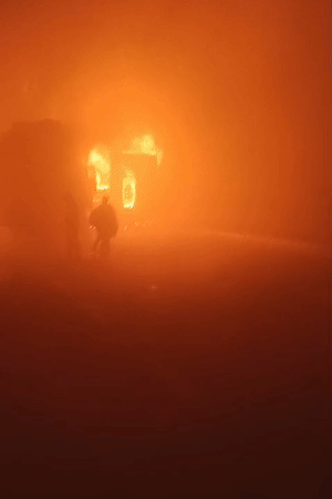 आसपास के लोग दौड़कर पहुंचे और आग बुझाने में जुट गए हैं।