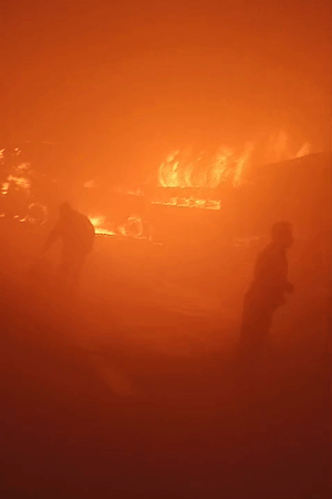 कोहरे के चलते गाड़ियों की भिड़ंत हुई। टकराते ही गाड़ियों में आग लग गई।