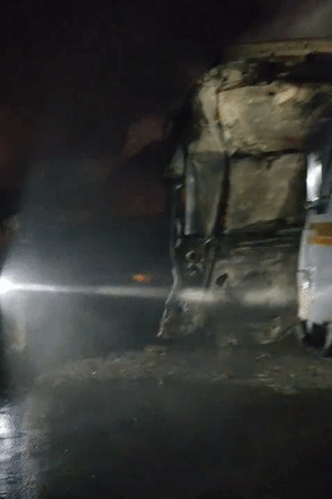 हादसे मेंं गाड़ियां पूरी तरह से जलकर राख हो गई हैं।