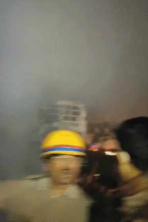 DM और SSP समेत अधिकारी मौके पर पहुंचे हैं। पुलिस, फायर ब्रिगेड, NHAI और SDRF के जवान रेस्क्यू में जुटे हैं।