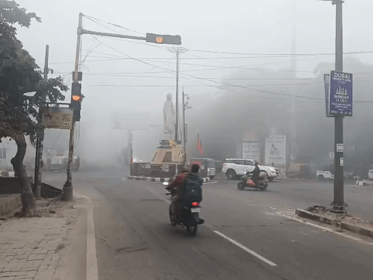 लखनऊ में मंगलवार सुबह घना कोहरा छाया रहा। यह तस्वीर हनीमैन चौराहे की है।