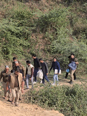 युवती की लाश यमुना नदी में फेंकने की जानकारी होने के बाद पुलिस घटना स्थल पर पहुंची।