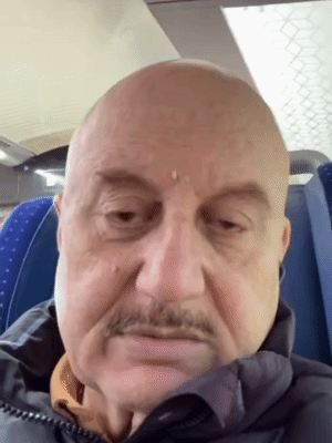 अनुपम खेर मंगलवार सुबह वंदे भारत ट्रेन से खजुराहो के लिए रवाना हुए। उन्होंने कहा- भारतीय रेल का धन्यवाद।