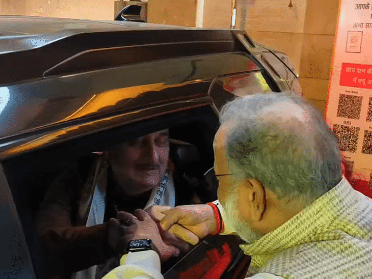 काशी विश्वनाथ में दर्शन करने के दौरान अनुपम खेर के साथ ज्योतिषाचार्य चंद्रमौली उपाध्याय भी रहे।