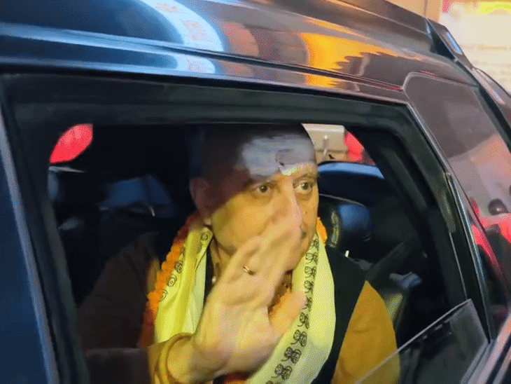 बाबा विश्वनाथ के दर्शन करने के बाद काशी के लोगों का धन्यवाद करते अभिनेता अनुपम खेर।