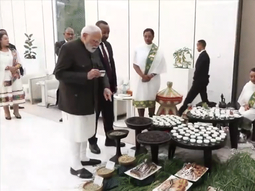 एयरपोर्ट पर PM अहमद अली ने मोदी को पारंपरिक कॉफी भी पिलाई।