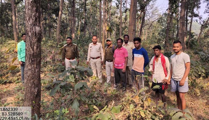 हाथी के लोकेशन को ट्रैस करती वन अमला की टीम