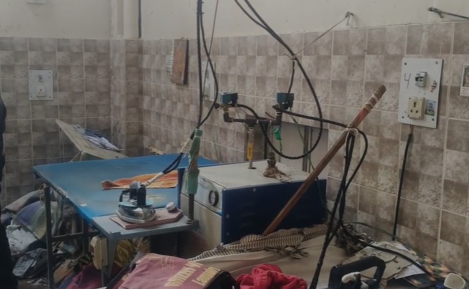 बॉयलर से निकले गर्म पानी और भाप की चपेट में वहां मौजूद लगभग आधा दर्जन कर्मचारी आ गए।