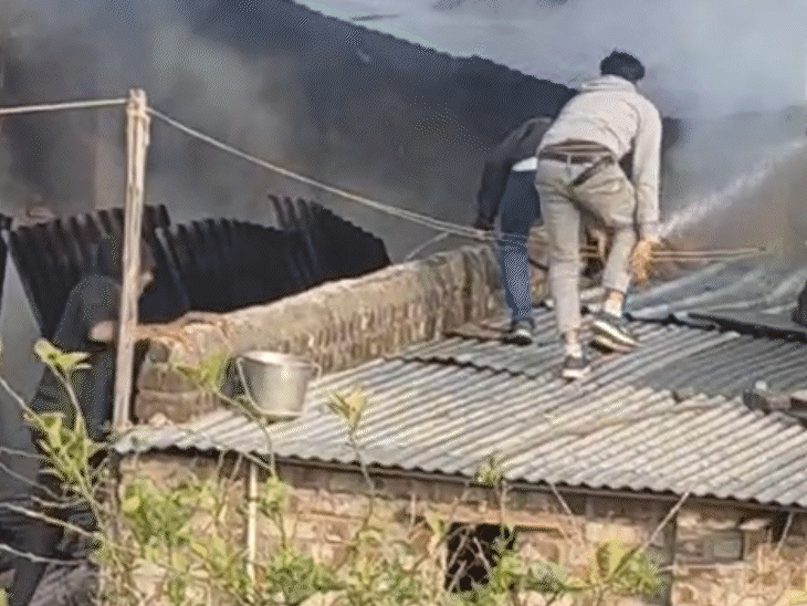 फायर ब्रिगेड कर्मचारियों को आग बुझाने में तीन घंटे लग गए।