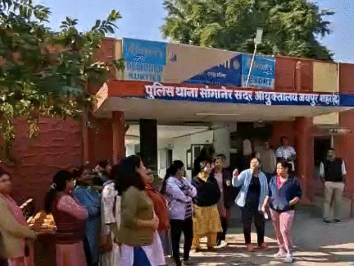 महिलाओं ने आशियाना अपार्टमेंट प्रबंधन पर भी गंभीर आरोप लगाए।