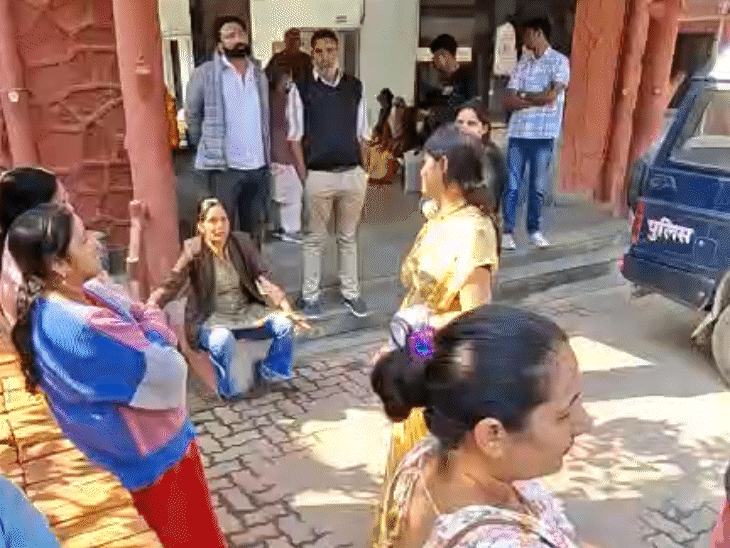 वाटिका स्थित आशियाना गुलमोहर गार्डन से थाने पहुंची महिला थाना प्रभारी के नाम मिलने पर गेट पर ही बैठ गई और नाराजगी जाहिर की।