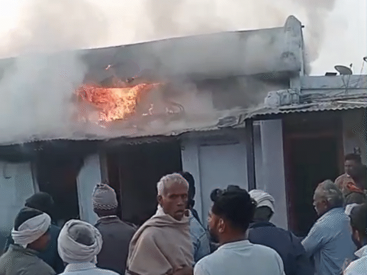 तीनों घर आग में पूरी तरह जलकर खाक हो गए।