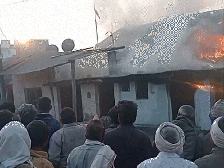 सुबह आग लगने की सूचना मिलने पर 6 फायर ब्रिगेड पहुंची।