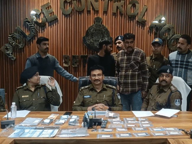ऑनलाइन बेटिंग नेटवर्क चलाने वालों को बैतूल पुलिस ने पकड़ा है।