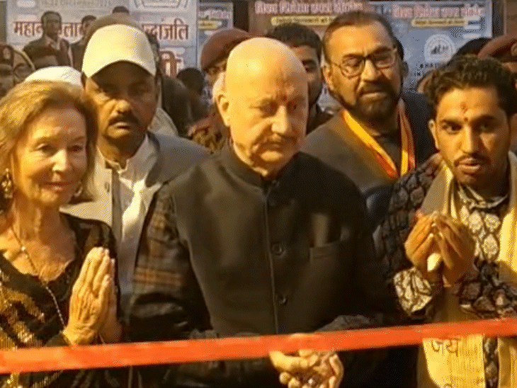 फिल्म एक्टर अनुपम खेर ने शंख ध्वनि के साथ महोत्सव का उद्घाटन किया।