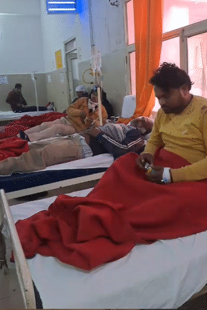 डॉक्टरों की विशेष टीम घायलों के इलाज के लिए लगाई गई। सीएम योगी ने बेहतर इलाज के निर्देश दिए। कई की हालत गंभीर बताई जा रही है।