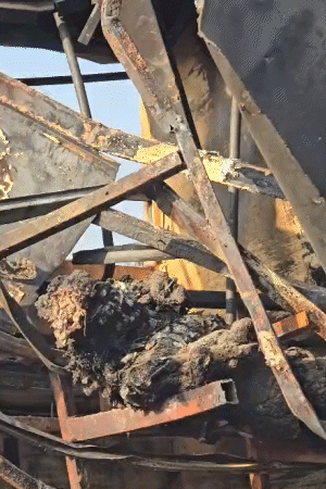 बसों के जलने से उसमें फंसे यात्री भी जलकर राख हो गए। उनके शव इस हालत में फंसे मिले।