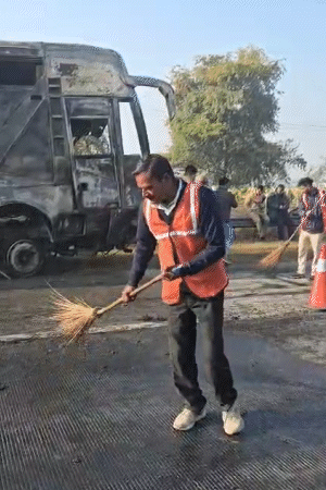 आग बुझाने और गाड़ियों को रास्ते से हटाने के बाद मलबा साफ किया गया। रेस्क्यू टीम ने झाड़ू लगाकर रास्ता साफ किया, ताकि ट्रैफिक शुरू किया जा सके।