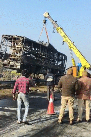 गाड़ियों को किनारे करने के बाद क्रेन से हाईवे से बाहर किया गया। रेस्क्यू टीम जल्द से जल्द रूट बहाल करने के लिए मशक्कत करती रही। पुलिस टीम की निगरानी में 6 घंटे में रेस्क्यू पूरा हुआ।