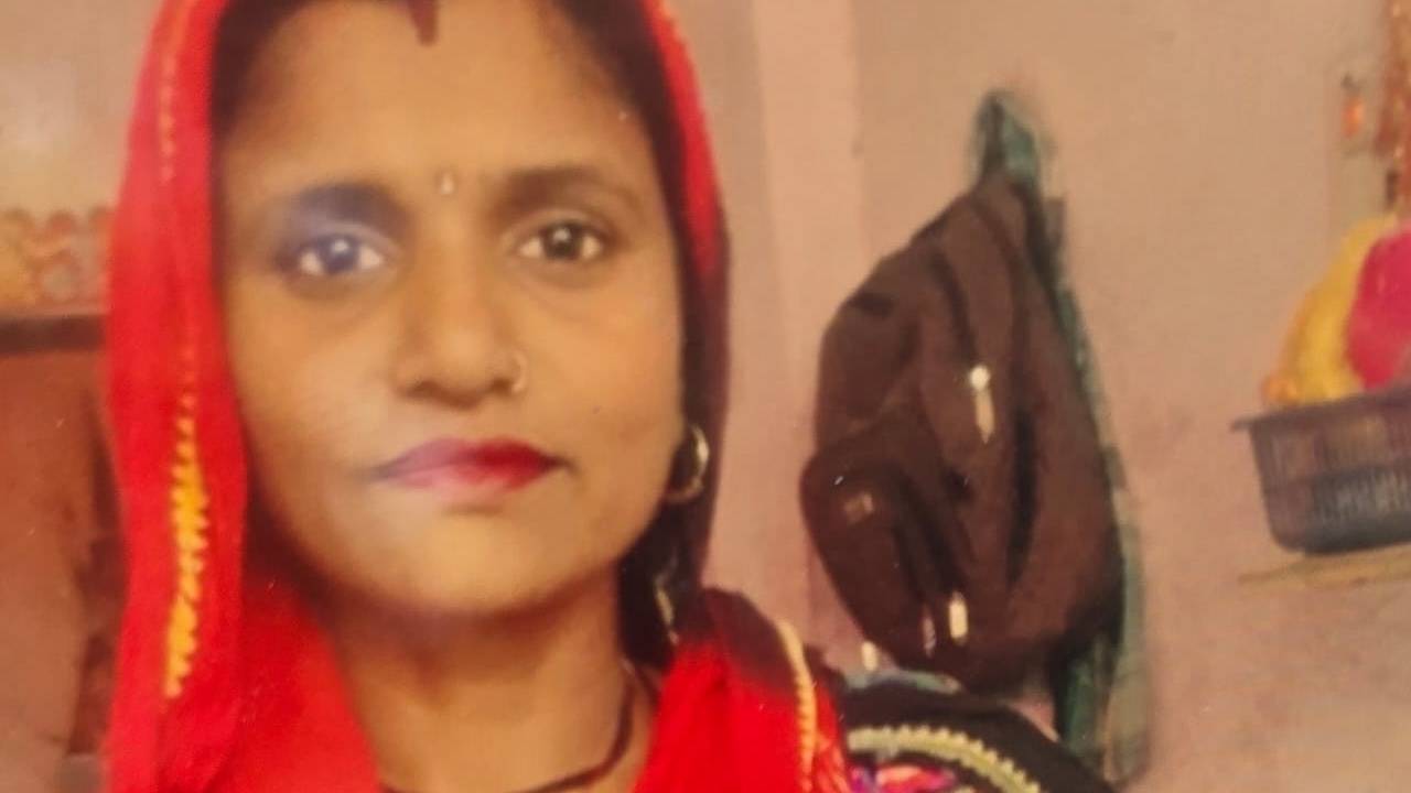 यह सावित्री देवी की तस्वीर है। वह हमीरपुर के राठ से दिल्ली जा रही थीं। इनका पता नहीं चला है।