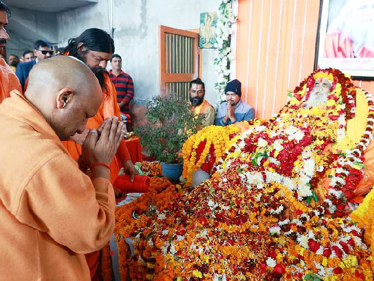 हिंदू धाम आश्रम में डॉ. रामविलास दास वेदांती को श्रद्धांजलि देते सीएम योगी।