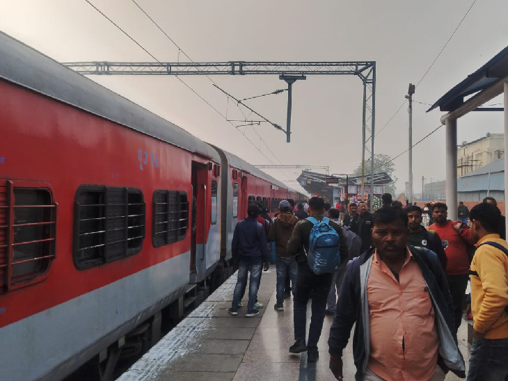 मंगलवार को प्लेटफॉर्म 9 पर स्थिती थोड़ी सामान्य रही
