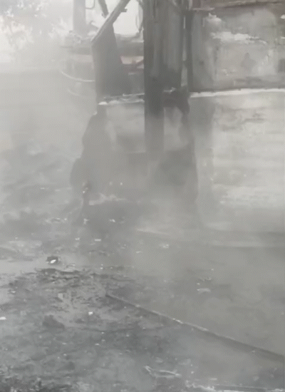 बस पूरी तरह से जल चुकी हैं। आसपास मलबा ही मलबा फैला है।