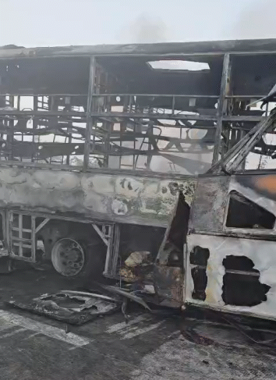 हादसे में गाड़ियां पूरी तरह से जलकर राख हो गई हैं।