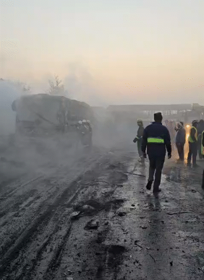 सुबह कोहरा छटने के साथ ही एक्सप्रेस-वे पर राख ही राख दिखाई देने लगी। आग पर काबू पा लिया गया है। मलबा हटाने का काम जारी है।