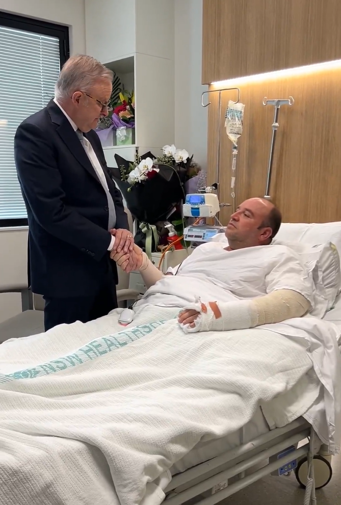 प्रधानमंत्री ने अस्पताल में अहमद से मुलाकात की।