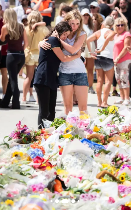 ઓસ્ટ્રેલિયામાં આતંકી હુમલામાં 15 લોકોના મોત થયા. સ્મારક પર ફૂલ ચઢાવતી યુવતીઓ.