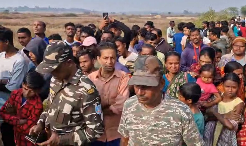 घटनास्थल पर जुटी लोगों की भीड़।