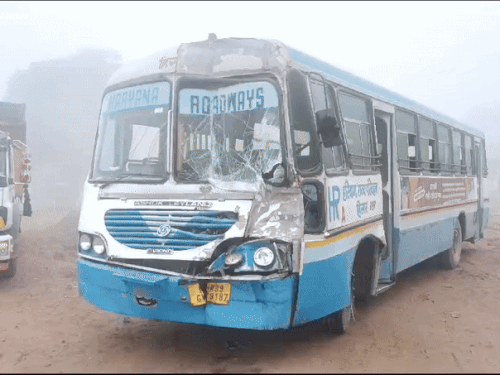 ये हरियाणा रोडवेज की बस है। इसका हिसार के पास में कोहरे के कारण डंपर से टक्कर हो गई। हालांकि बस में सवार यात्री सुरक्षित रहे। फाइल फोटो।