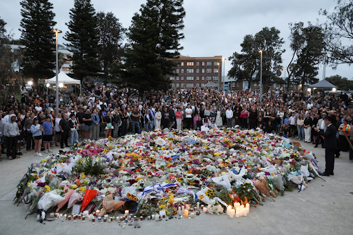 ऑस्ट्रेलिया में बॉन्डी बीच पर यहूदी त्योहार के दौरान हुई गोलीबारी के पीड़ितों को बॉन्डी पैवेलियन में श्रद्धांजलि अर्पित करते हुए लोग।