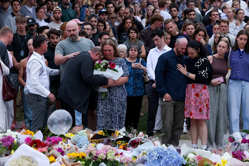 ऑस्ट्रेलिया में हजारों लोग श्रद्धांजलि अर्पित करने स्मारकों पर पहुंच रहे हैं।