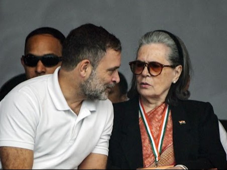 यह तस्वीर 14 दिसंबर की है। सोनिया-राहुल दिल्ली के रामलीला मैदान में 'वोट चोरी' के खिलाफ कांग्रेस रैली में शामिल हुए थे। - Dainik Bhaskar