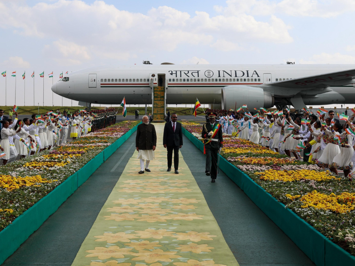 PM अहमद अली ने एयरपोर्ट पर पीएम मोदी का स्वागत किया।