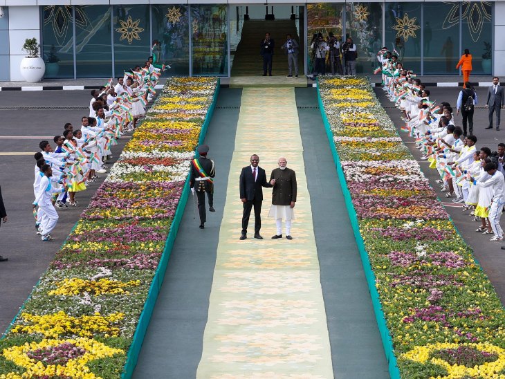 दोनों नेताओं ने हाथ मिलाए। इस दौरान स्थानीय कलाकारों ने डांस परफॉर्मेंस दी।