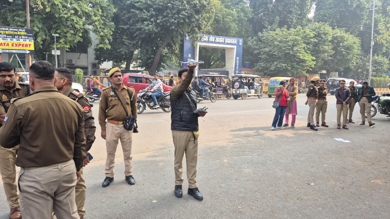 प्रदर्शन के दौरान ड्रोन उड़ाता पुलिसकर्मी