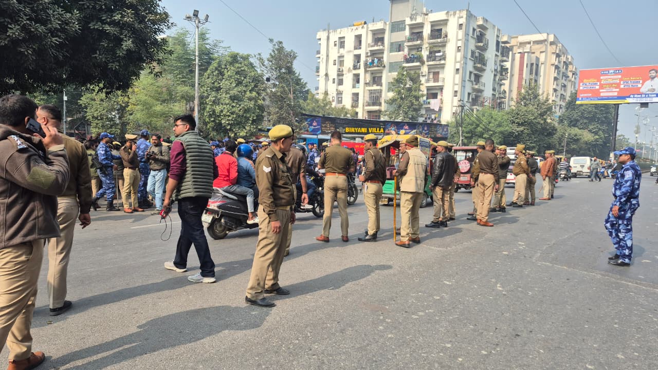 सुरक्षा में लगे पुलिस कर्मी