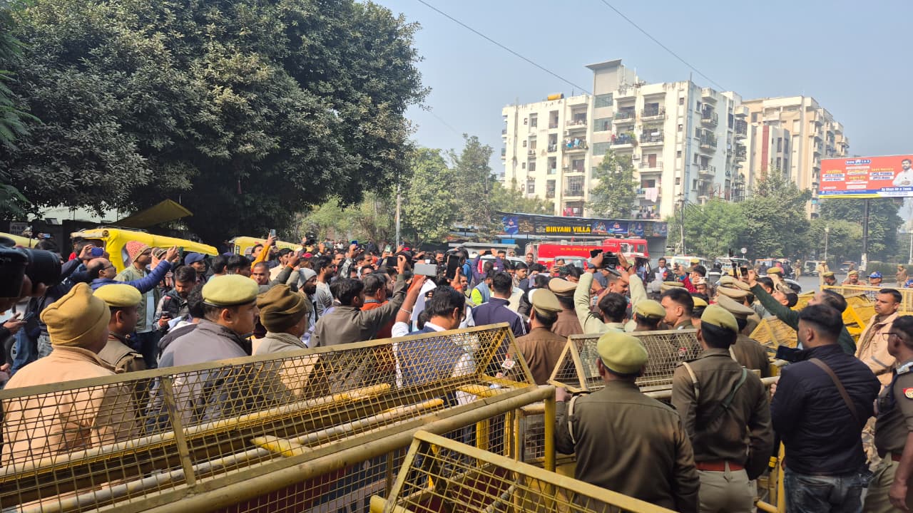 आयोग के गेट पर धरना देने से रोकती पुलिस