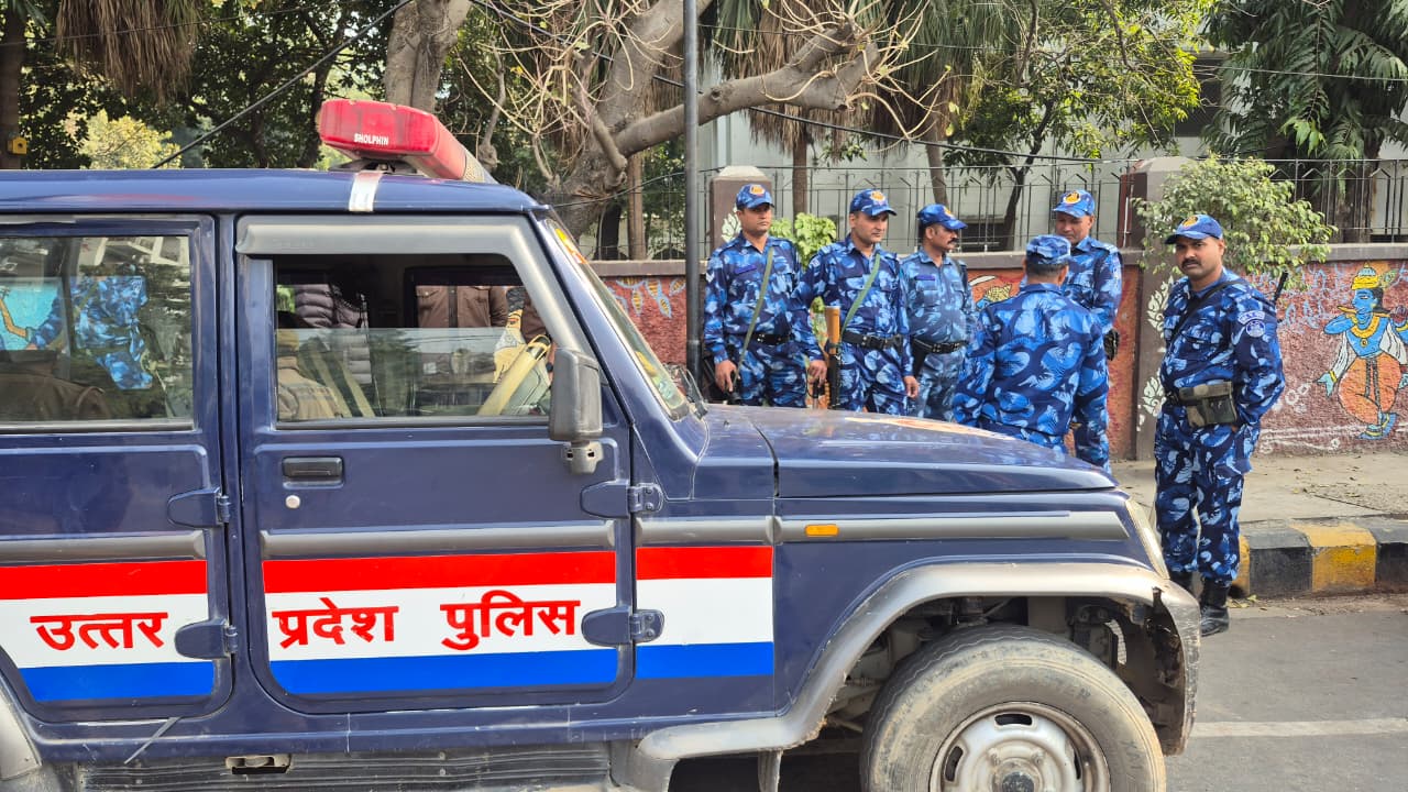 छात्रों को काबू करने के लिए अर्द्धसैन्य बल भी बुलाया गया था।