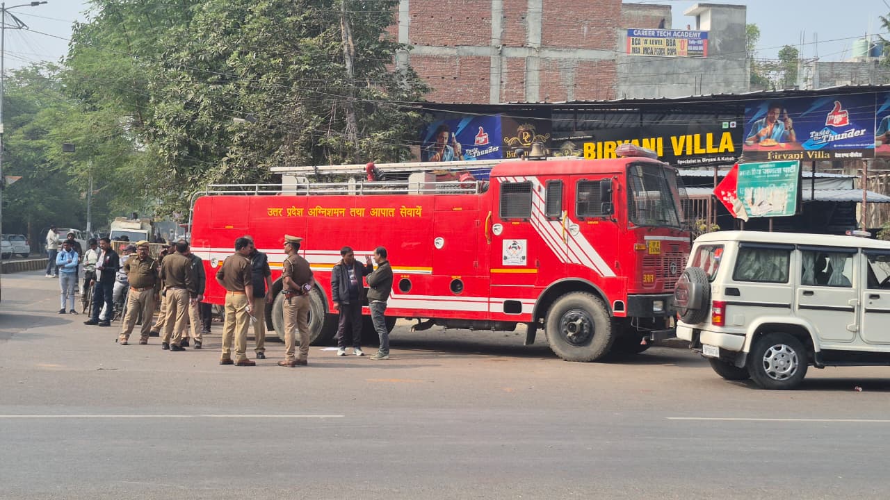 प्रदर्शन स्थल पर खड़ी दमकल की गाड़ी