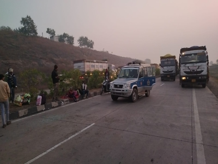 सुबह के समय रास्ते में कम विजिबिलिटी भी थी।