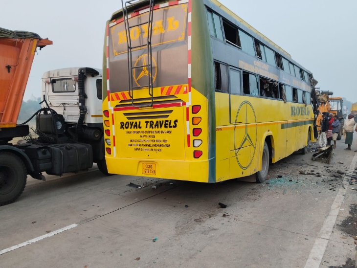 बस की खिड़की का कांच टूटकर सड़कों पर फैल गया।