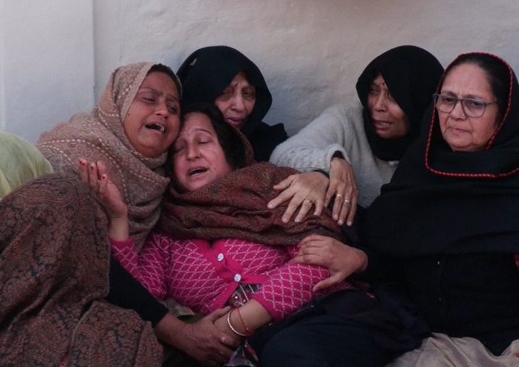 राणा बलाचौरिया की हत्या के बाद बलाचौर में उनके घर मां व बाकी परिजनों का रो-रोकर बुरा हाल है।