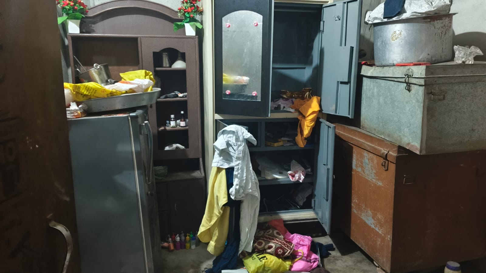 हमलावरों ने ठेकेदार से चाबी छीनकर अलमारी से नगदी और गहने लूट लिया।