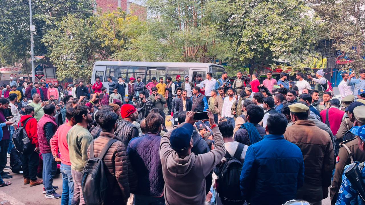 धरना स्थल पर एकत्रित छात्र