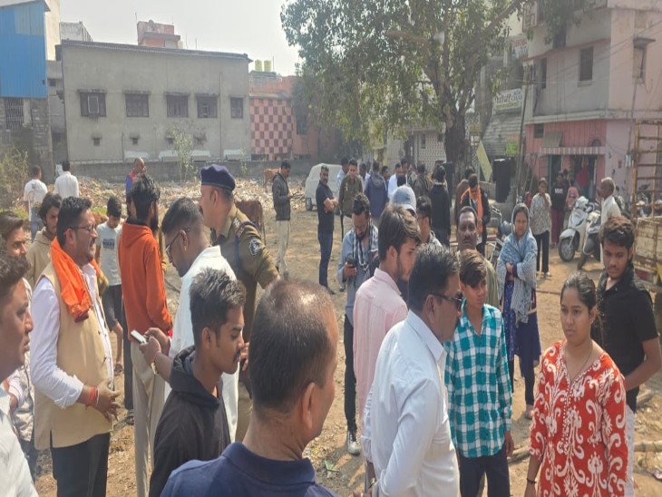 बताया जा रहा है ये पूरा विवाद जमीन विवाद से जुड़ा है।